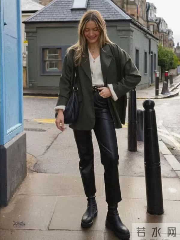 黑靴子太优秀了，冬天配这条裤子超好看