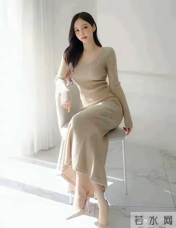 浅米色V领针织衫搭配修身鱼尾裙，简约优雅，凸显身材曲线。