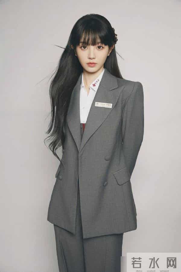 职场风格大变身！女子推理社的穿搭让你眼前一亮