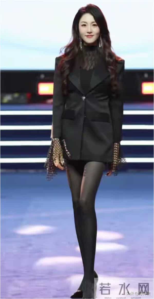 超模导师一徐敏，这颜值身材确实好出众，人间龙物，长相太高级了