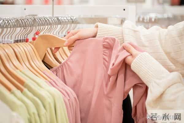 如果一个人还在穿10年前的衣服，说明了3个问题