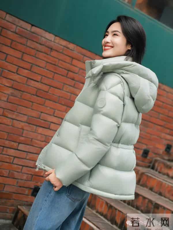 最近火了一件外套，叫“面包羽绒服”，时髦不显臃肿，高级又保暖