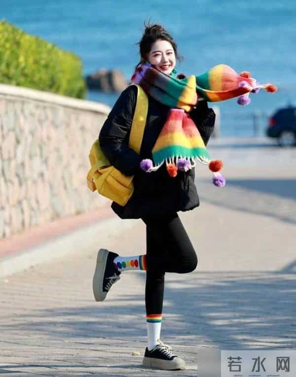 被杭州街拍惊艳了！满街都是“冬服+瑜伽裤”，洋气时髦又保暖
