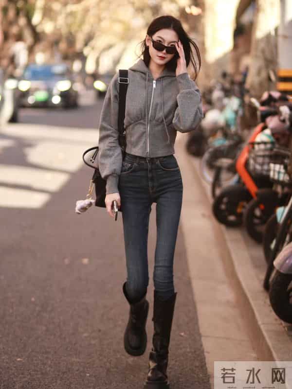 最近火了一种穿法，叫“牛仔裤+过膝靴”，时髦显腿长，回头率高