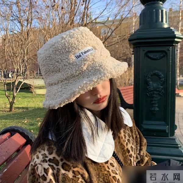 “渔夫帽”才是冬季标配，保暖还洋气显脸小，瞧潮人这样戴多美