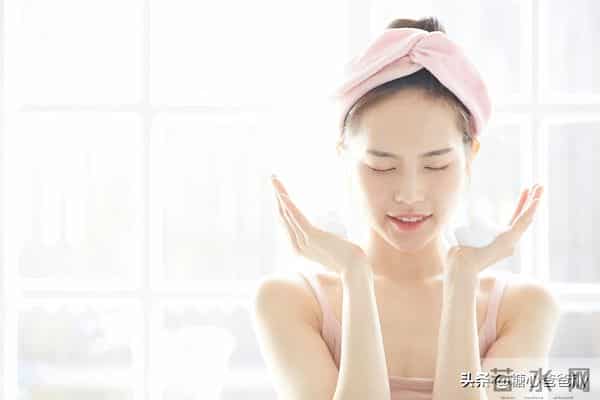 皮肤暗黄、干燥还长痘？8 种对女性皮肤好的食物清单列表收好