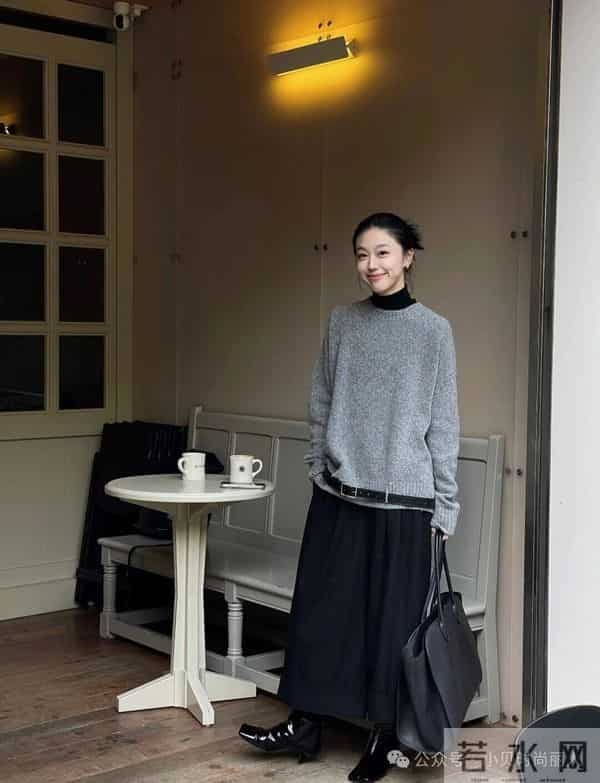 灰调松弛感｜廓形毛衣+黑裙，极简高级感秋冬通勤搭