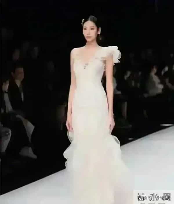 评委比模特都要漂亮，身材简直是天花板，清纯靓丽，气质优雅迷人