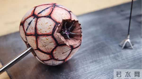 『珠宝』Hemmerle 推出 Scabiosa Stellata 铜制耳环：星芒松虫草