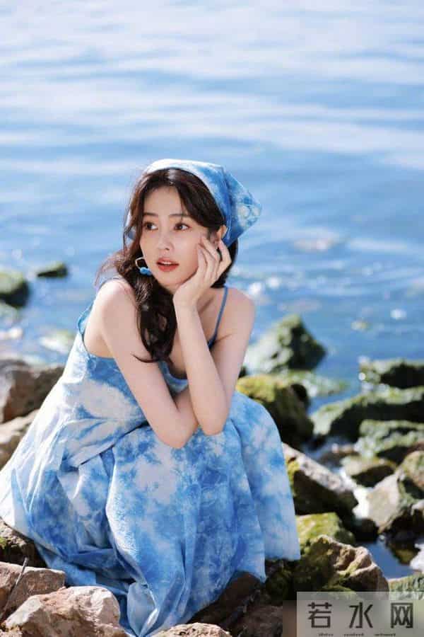 刘亦菲和景甜高端甜美的穿搭，不如白鹿扎染吊带裙清新减龄又时尚