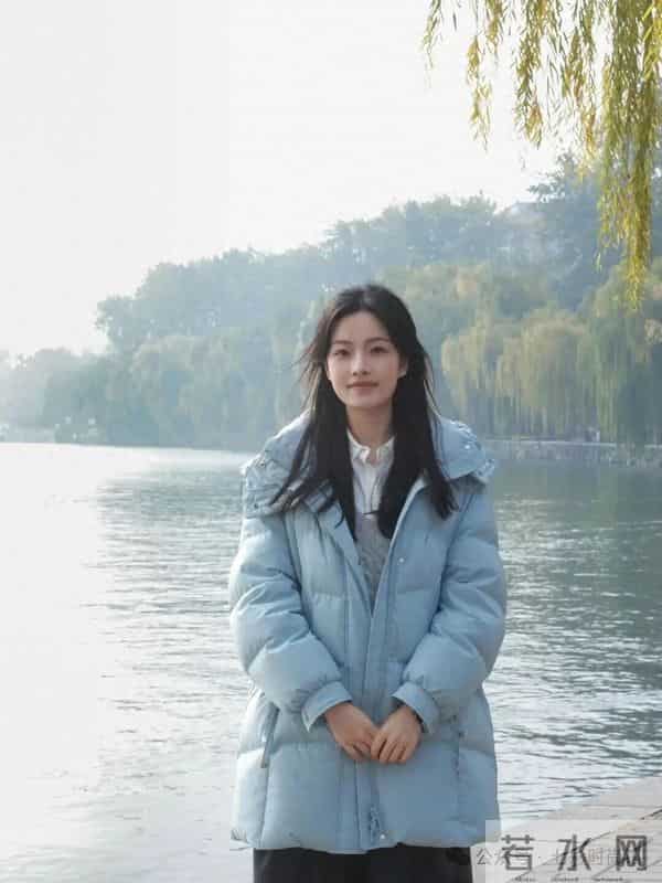 湖蓝羽绒服+阔腿裤，冬日文艺叠穿