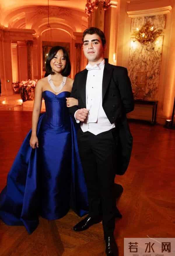 王传福女儿打入巴黎名媛圈，学霸模板长相可人，一抹红裙放光彩