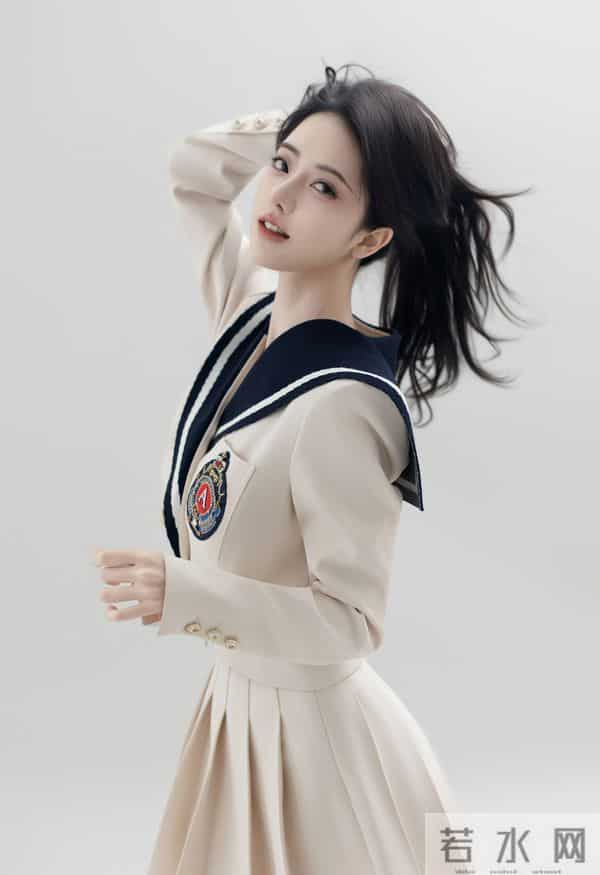 百褶裙+老爹鞋，这组学院风是甜妹的元气密码