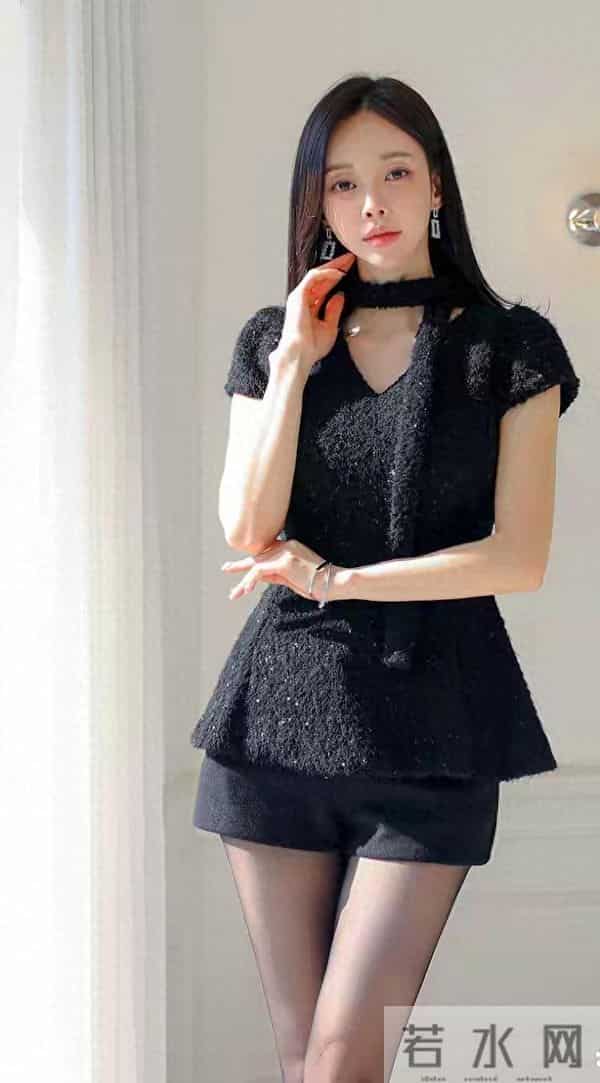 这穿搭又美又高级！黑色“小香风”上衣+短裤，谁穿谁是气质女神
