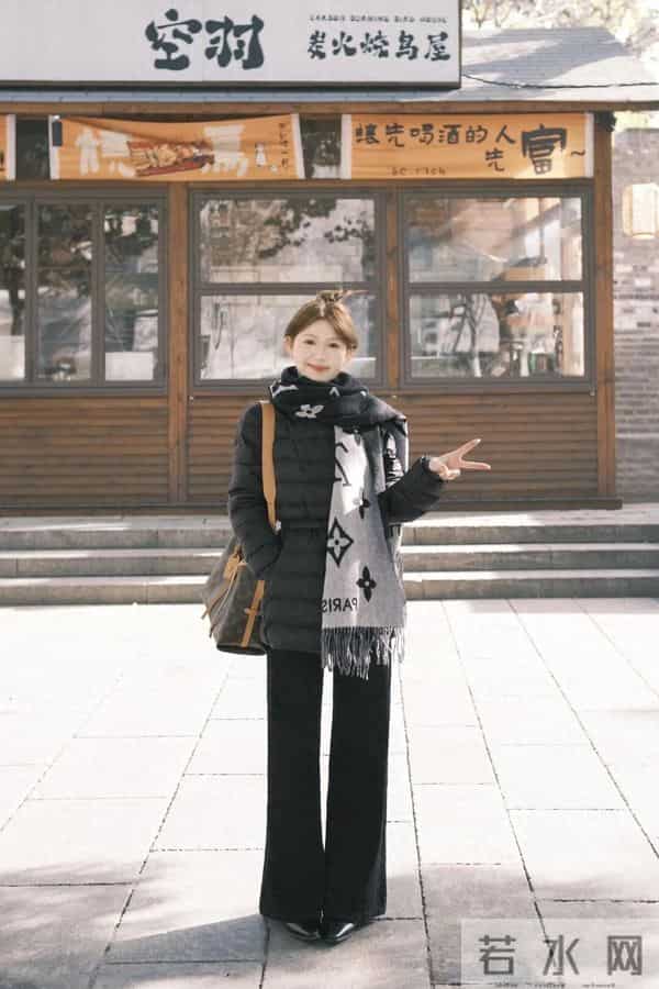 “收腰黑羽绒+垂感阔腿裤”，秋冬这么穿，利落又显贵~