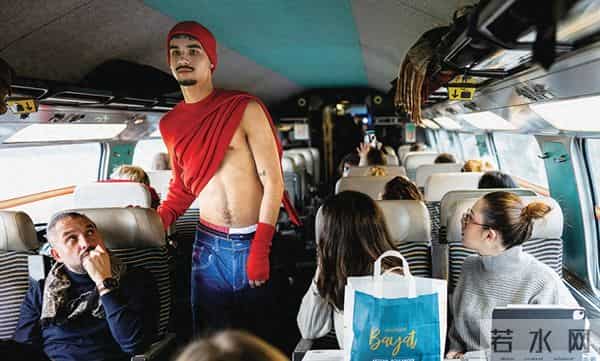 “循环时尚周”开幕 TGV高铁变身移动秀场