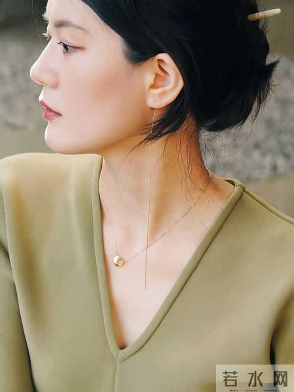 女人不差钱的话，首饰买这“4款”就够了，优雅精致还上档次