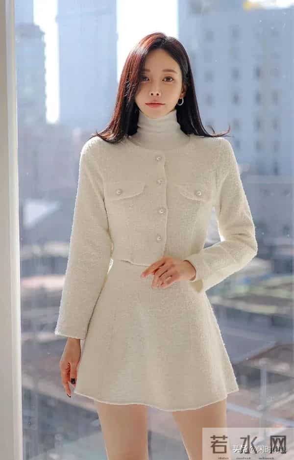 米白套装缀珍珠纽扣，配短裙高跟鞋，简约优雅。