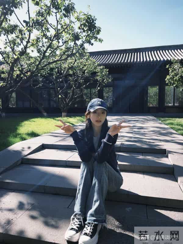 最喜欢这种“高冷”风穿搭，藏蓝色开衫+牛仔裤，给人以想象空间