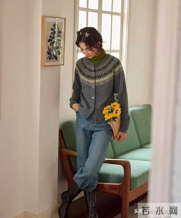 30年前的流行的毛衣又流行回来了,这样穿时髦复古!