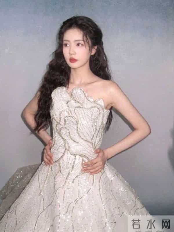 极简风穿搭的三个特点：简约、干净、利落的设计，休闲舒适又时尚