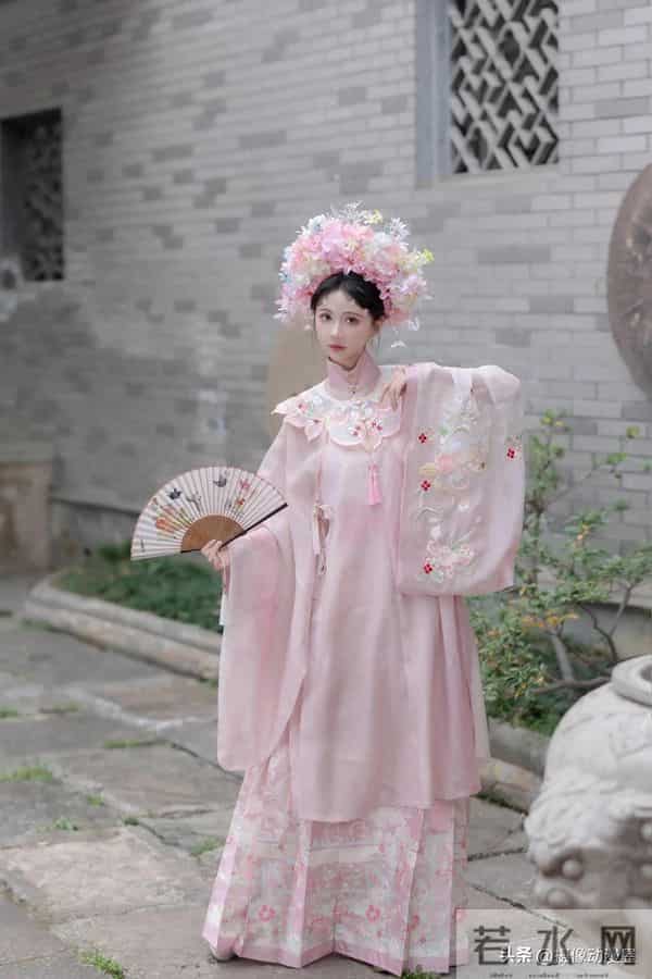 救命！这才是中式浪漫吧！粉纱配老院，美到心巴上