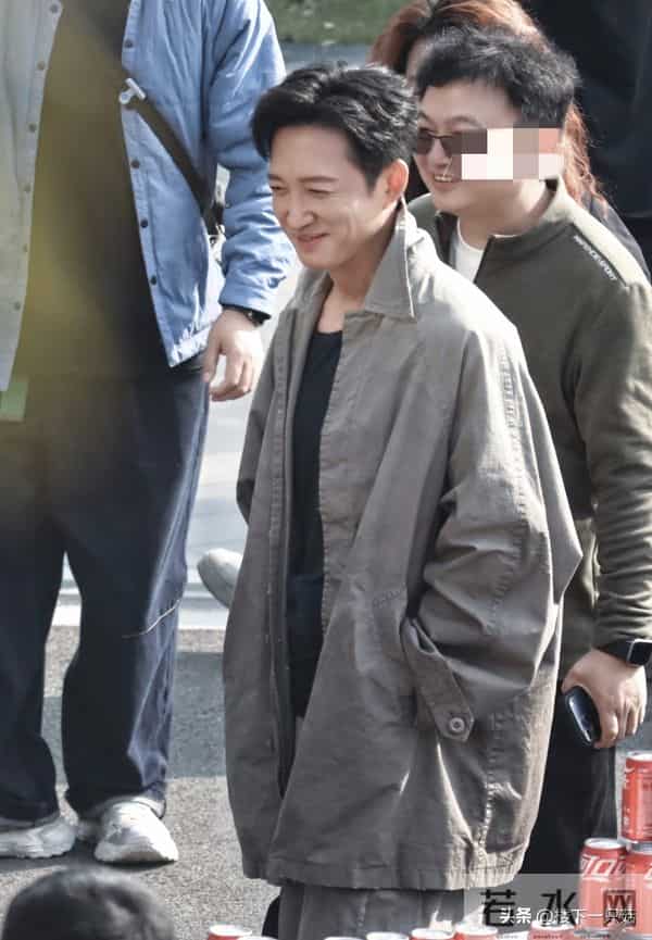 王阳新剧杀青 黑背心配大衣 胸肌发达 肌肉线条流畅 47岁像27岁帅小伙