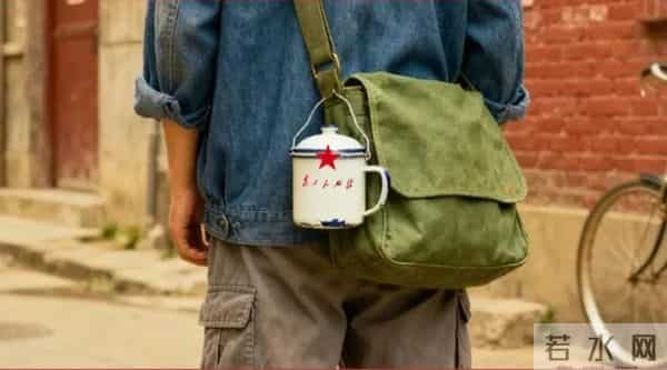 “50块帆布包配3000块包挂”，时髦年轻人背半个身家出门