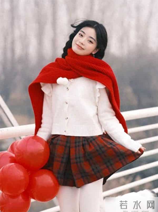 今冬火了一种配色，叫“上半身喜庆色，下半身快乐色”，时尚高级