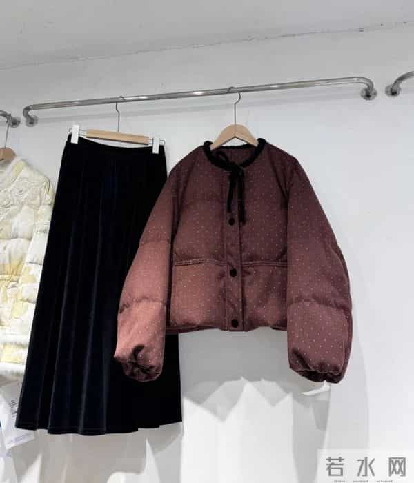 冬天出门别再披着厚棉袄了，这几件衣服保暖又时尚。