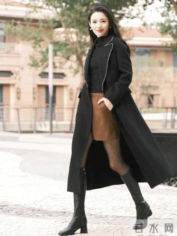 黑色大衣+毛呢短裤+波点袜+长靴，优雅又松弛的秋冬氛围感穿搭