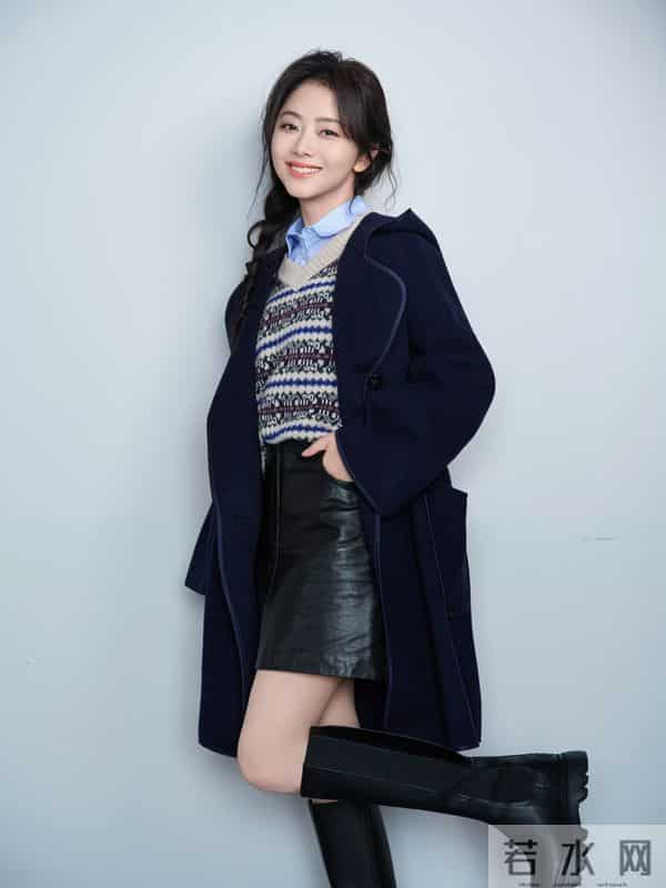 针织衫+皮裙+厚底靴，叠穿的小心机是暖甜又带飒