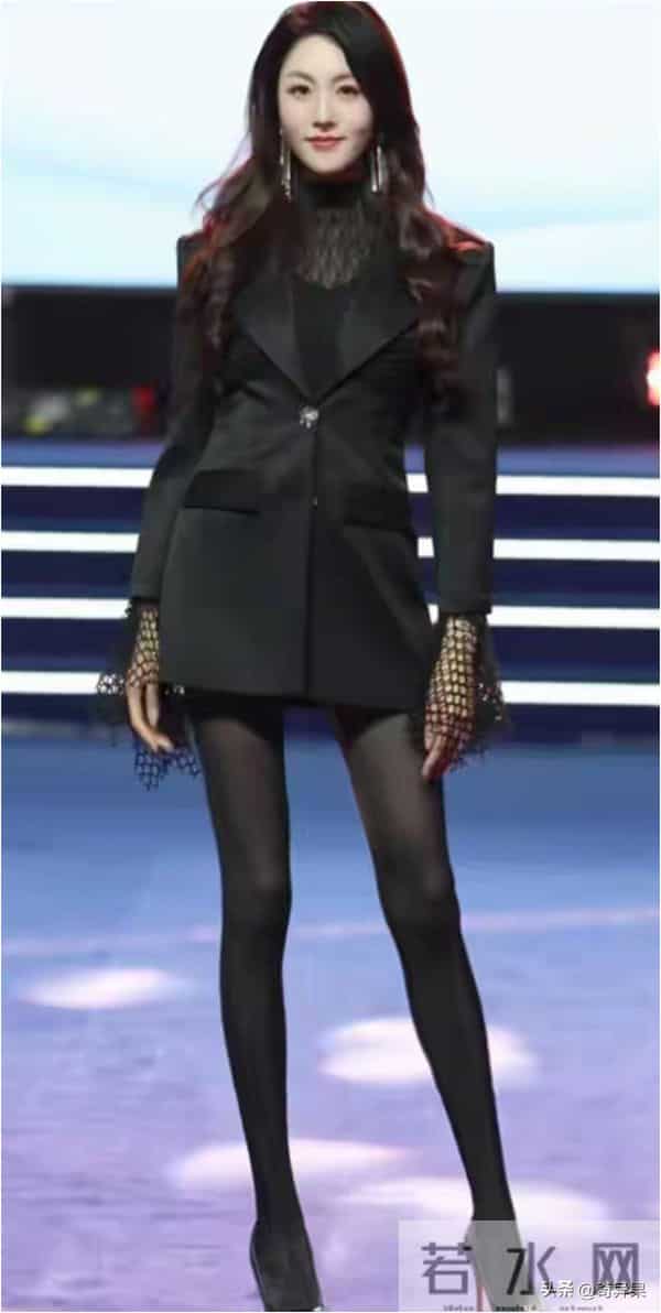 超模导师一徐敏，这颜值身材确实好出众，人间龙物，长相太高级了