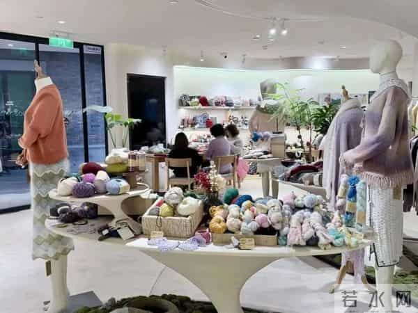 虹口小店太会了！LABUBU 穿冬装 + 苹果同款，体验型消费玩出新花样～