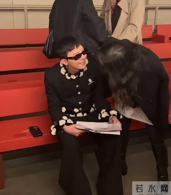 纽约大秀：王一博留大妈头，辛芷蕾国际范足，权志龙狗啃刘海辣眼