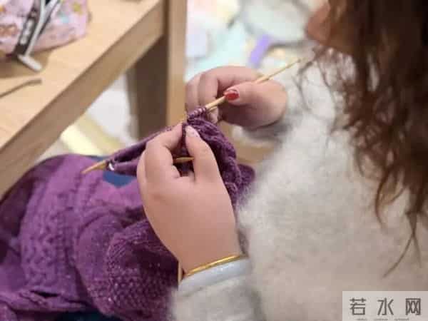 虹口小店太会了！LABUBU 穿冬装 + 苹果同款，体验型消费玩出新花样～