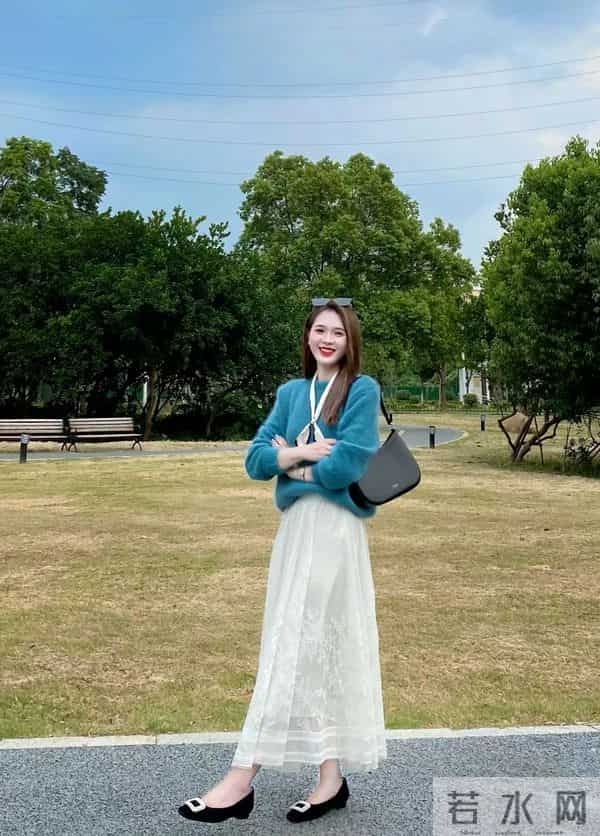 “毛衣 + 半裙”，秋冬这样穿简直太美了！