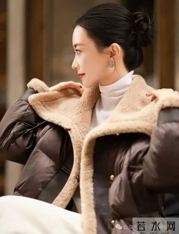 棕咖羊羔毛，温柔拿捏冬日松弛感