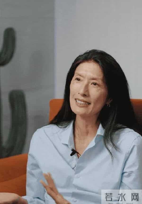 嫁纪梵希30年丧夫，52岁再出道，华裔奶奶凭“老钱脸”炸穿时装周