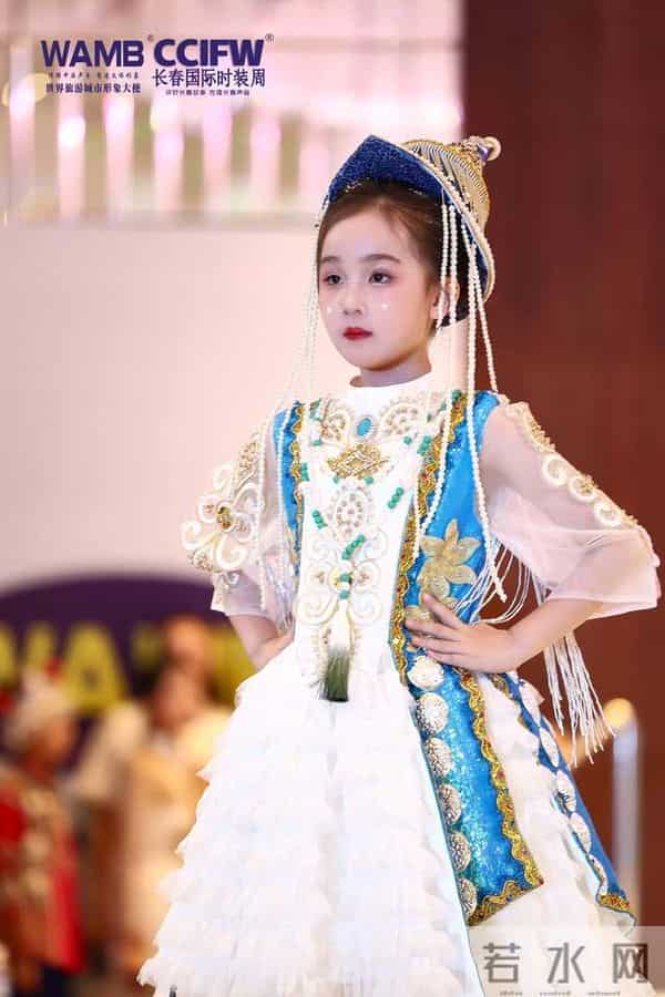 2025长春国际时装周 “落音”品牌年度首秀演绎冰雪风尚