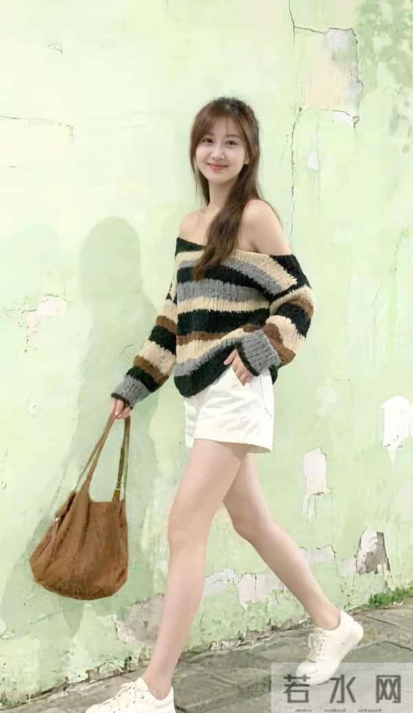 好清纯的穿搭，条纹撞色毛衣+小白裙，真的是少女范十足