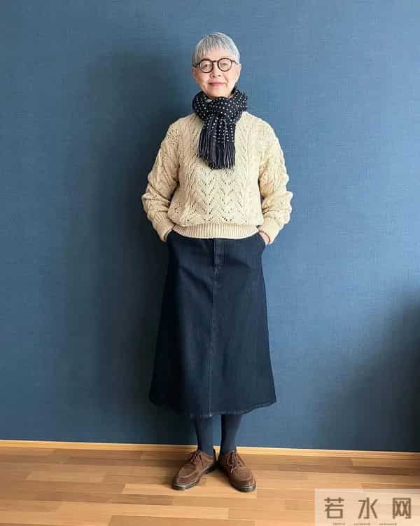 被这位60+白发奶奶惊艳到！长相不出众衣品却高级，美得优雅