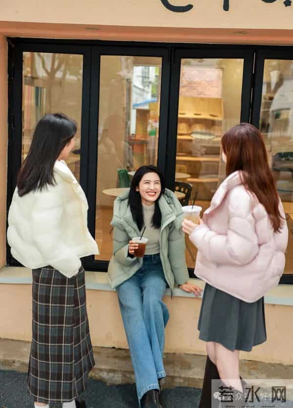 最近火了一件外套，叫“面包羽绒服”，时髦不显臃肿，高级又保暖