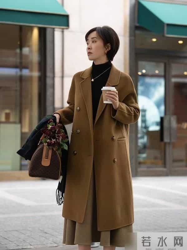 入冬后多穿基础款衣服，大衣、针织衫、半身裙，轻松提升你的气质