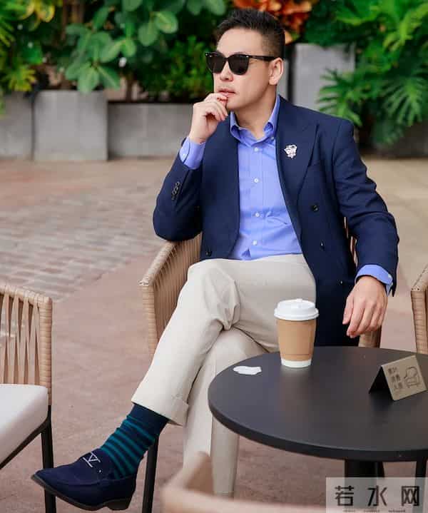 50岁男人想要年轻：穿要简洁有型、裤优雅、戴假发，老了也照样帅