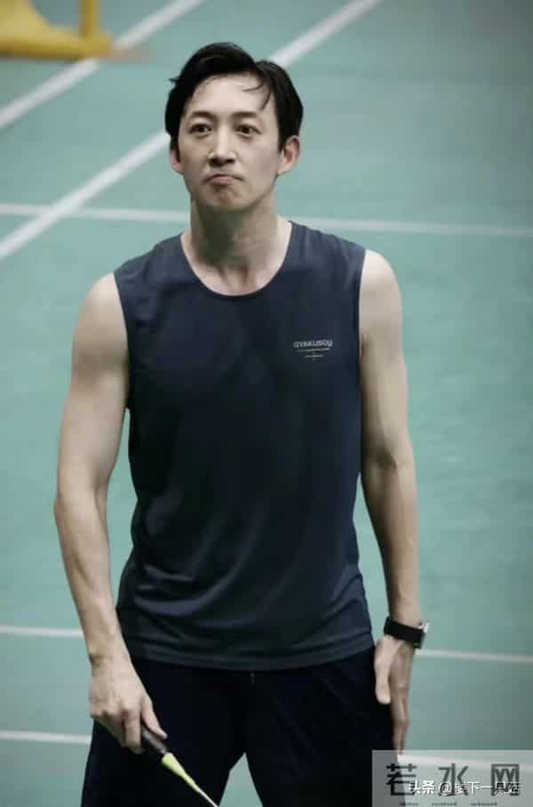 王阳新剧杀青 黑背心配大衣 胸肌发达 肌肉线条流畅 47岁像27岁帅小伙