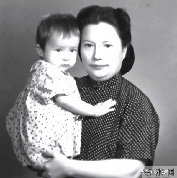 她是上海首席名媛，和戏子私奔生下6个孩子，如今个个是她骄傲