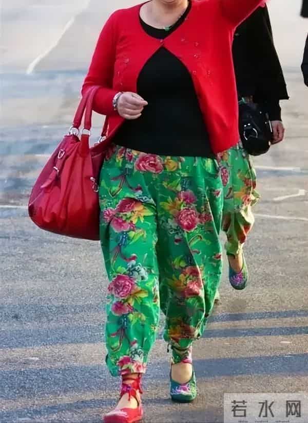 建议中年女性：别再穿这3种“大妈色”，听起来洋气实际土气显老