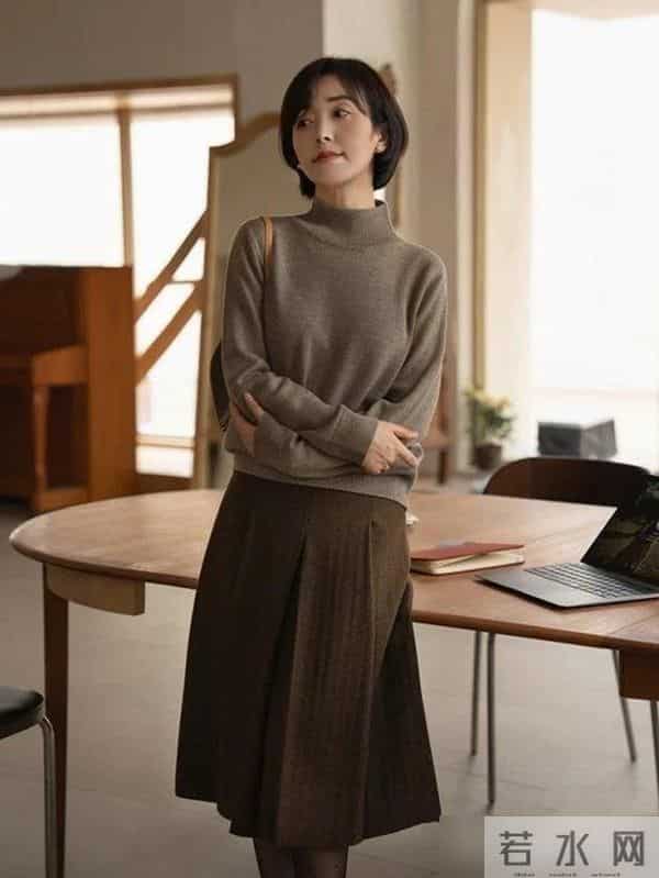 “羊毛衫+长裙”才是最适合40岁女人的秋冬穿搭，优雅显瘦有气质