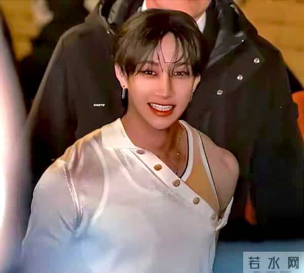 香奈儿大秀名场面：辛芷蕾王一博热聊显亲昵，权志龙狗啃刘海抢镜